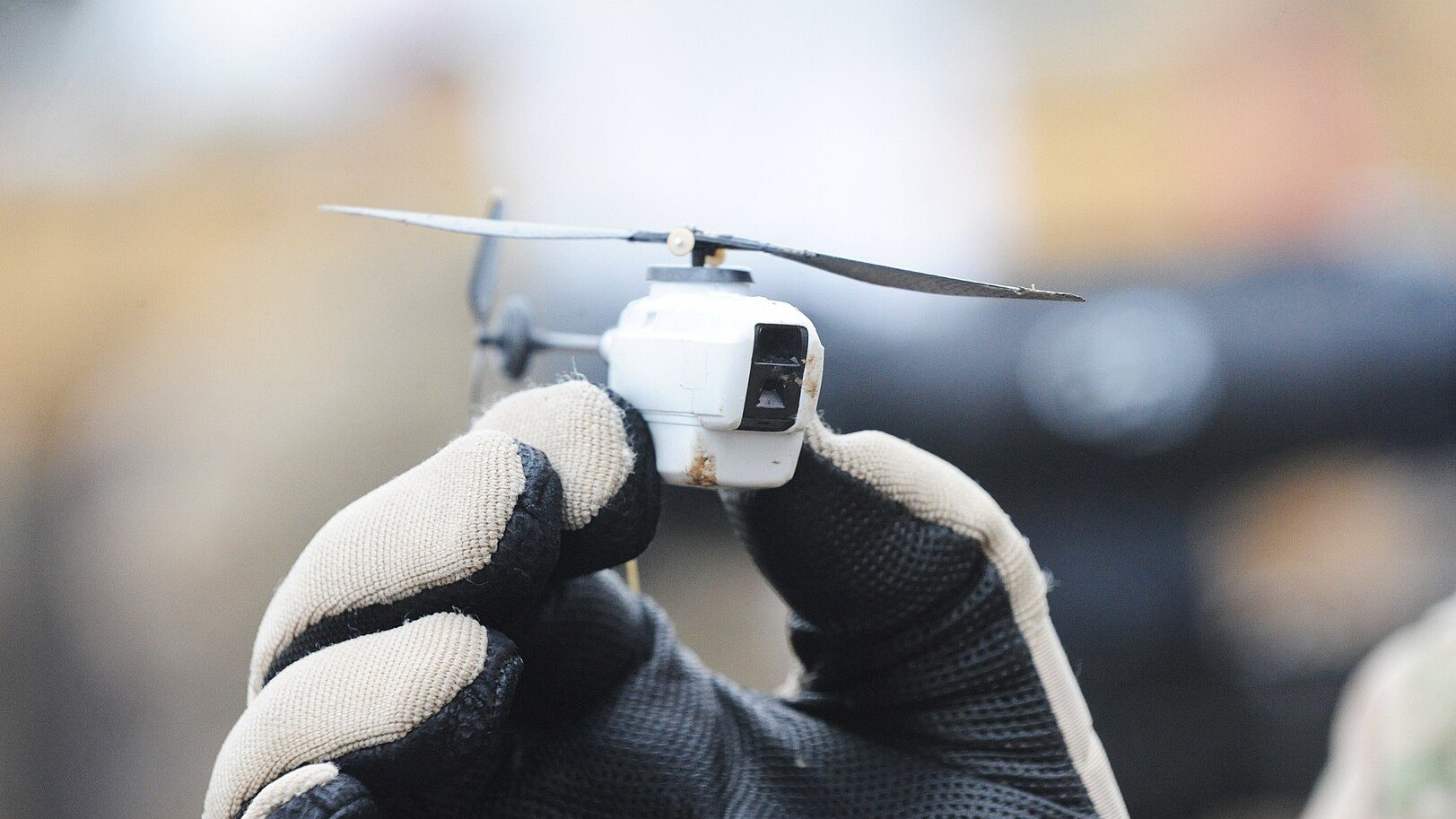 [Black Hornet / Archivbild (cropped) / By Richard Watt - Photo http://www.defenceimagery.mod.uk/ OGL v1.0, https://commons.wikimedia.org/w/index.php?curid=25107765]