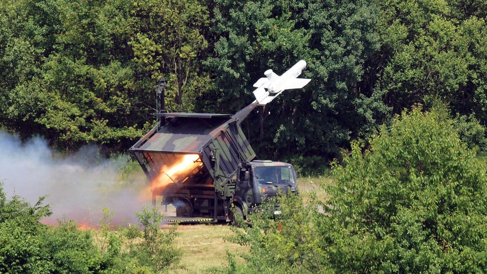 Im Ukraine-Krieg sind sie ständig im Einsatz: winzige, kaum hörbare Drohnen, die Aufklärungsdaten liefern, Artillerie steuern oder sich selbst in Sprengsätze verwandeln. Sie fliegen über Schützengräben, Städte und Wälder – oft autonom, immer präzise. Was lange nach Zukunft klang, ist heute fester Bestandteil des Kriegsalltags. Und Deutschland? Verfügt bereits über eine eigene Drohnenflotte, bisher vor allem für Aufklärung. Doch das soll sich nun ändern – trotz Warnungen vor einer Schwachstelle. Bundeswehr/Eifler / Symbolbild