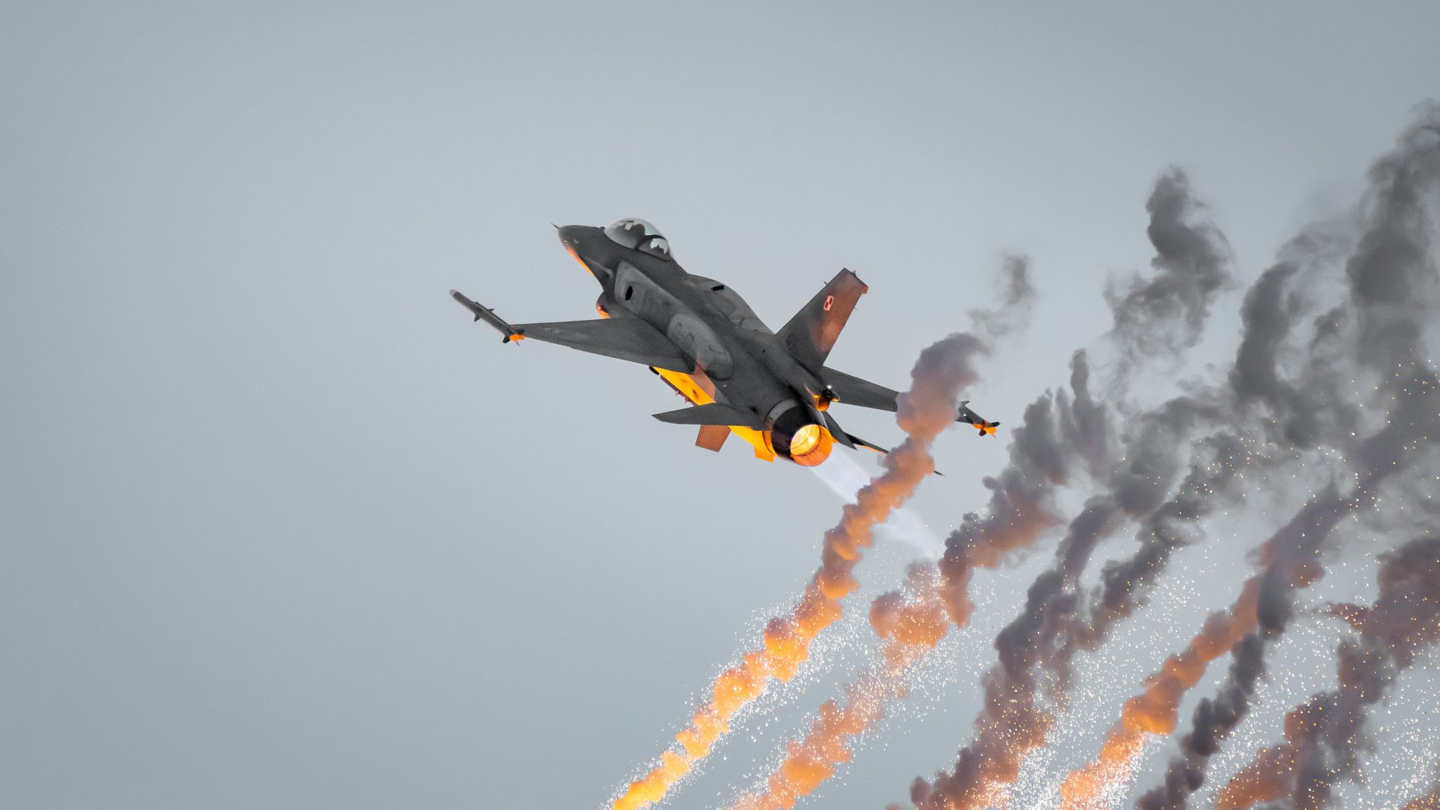 © F-16 bei Flugshow in Polen / Castigatio - stock.adobe.com